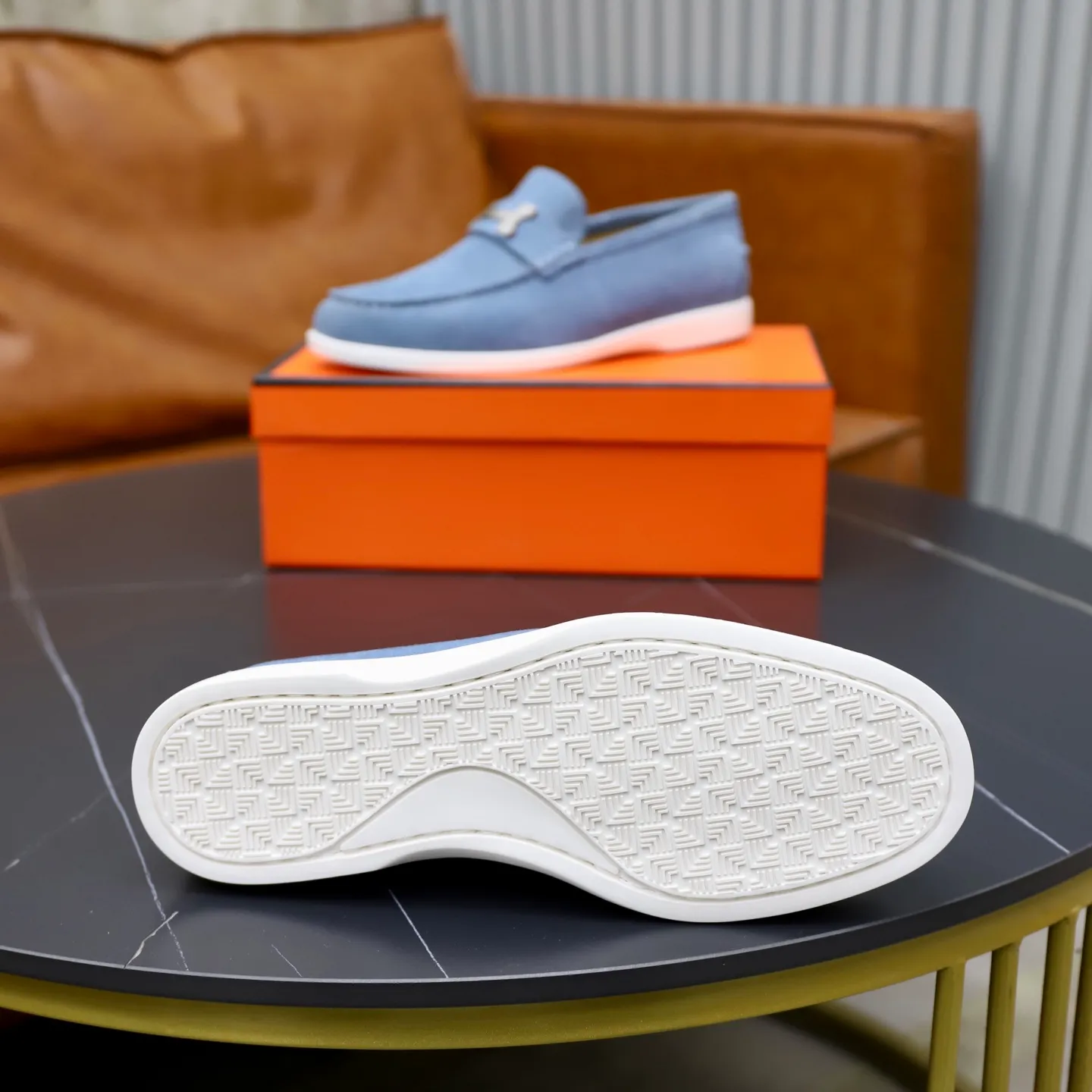 Ex-factory price: 540💰Hermès/Hermès slip-on men's shoes. This shoe is made of imported cow suede leather, with simple and smooth lines, and a 3CM rubber foam ultra-light sole combined with aerodynamic design! Youthful and fashionable, H button decoration, contrasting leather embellishment on the heel, calf lining to gently wrap your feet, with embossed logo cowhide feet, leather rock strips, casual and urban style, highlighting youthful vitality, sports and leisure version, super versatile Size number: 38-39-40-41-42-43-44 Standard leather shoe size (45 can be customized but does not support returns)